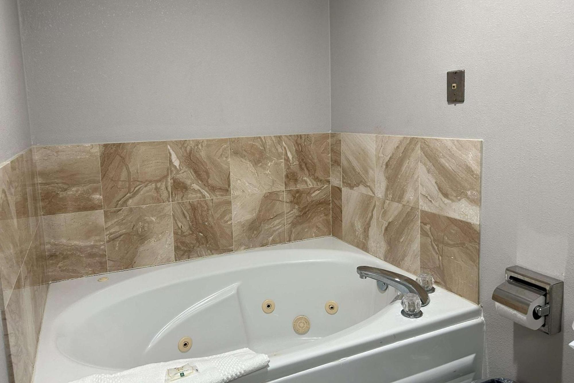 Quality Inn & Suites Tarboro - Kingsboro Экстерьер фото